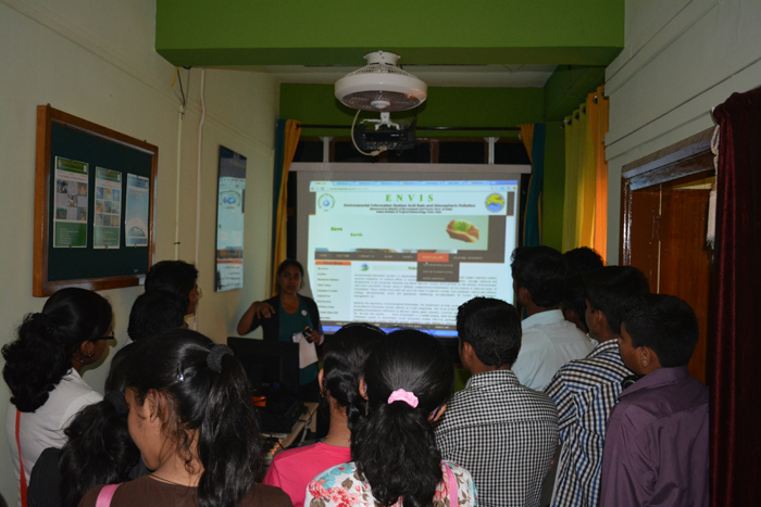 Neha Parkhi describing the ENVIS and SAFAR websites to visitors                                                                                                                                                                                                                                             