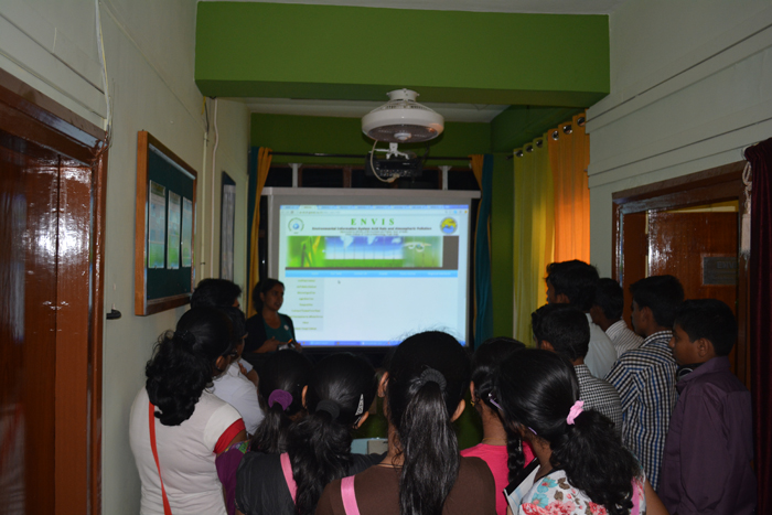 Neha Parkhi describing the ENVIS and SAFAR websites to Student visitors                                                                                                                                                                                                                                     